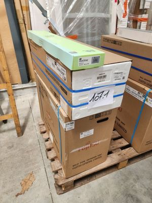 une pile de boîtes sur une palette dans un entrepôt