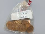 un sac rempli de pièces de monnaie, muni d'une étiquette