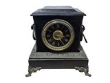 une horloge noire posée sur une table