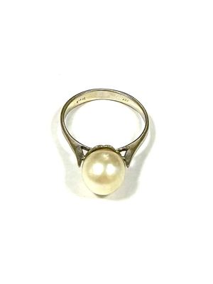 Gros plan sur une bague ornée d'une perle