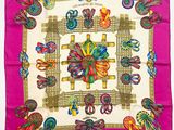 une photo d'un foulard carré orné d'un motif coloré
