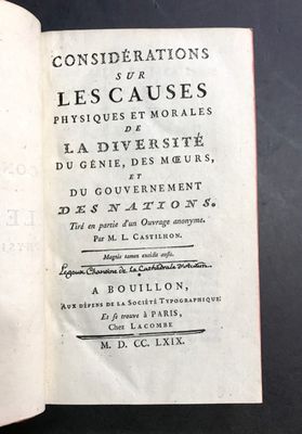 un livre ouvert sur une table, sur lequel on peut lire quelque chose