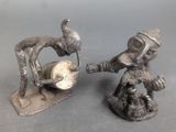 deux figurines représentant un homme et une femme jouant d'un instrument de musique