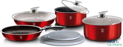 quatre casseroles et poêles rouges avec leurs couvercles, sur fond blanc