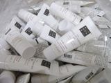 de nombreux tubes de crème dans un sac en plastique posé sur une table