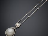 un collier de perles blanches et de diamants