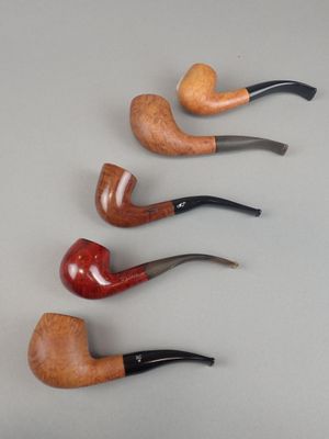 quatre types différents de tabacs à pipe alignés sur une table