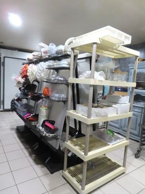 une cuisine avec beaucoup de vaisselle sur les étagères