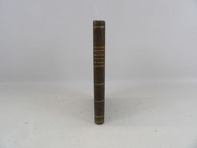 un vieux livre posé sur une table blanche
