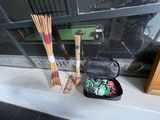 une boîte de crayons et une boîte de stylos sur le rebord de la fenêtre