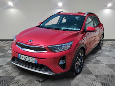 une voiture rouge garée dans un garage au sol en damier