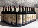plusieurs bouteilles de vin sont alignées sur une table