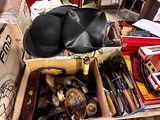une boîte remplie d'objets assortis sur une table
