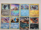 de nombreuses cartes Pokémon accrochées au mur de la pièce