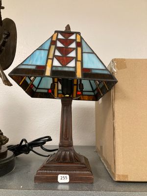 une lampe posée sur une table à côté d'une boîte