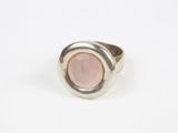 Gros plan sur une bague ornée d'une pierre rose