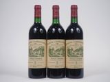 trois bouteilles de vin rouge posées côte à côte sur une table