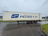 un semi-remorque qui roule sur la route