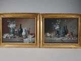 tableau représentant une nature morte composée de fleurs et de vases posés sur une table