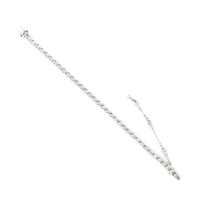 un gros plan d'un bracelet en argent muni d'une chaîne, sur fond blanc