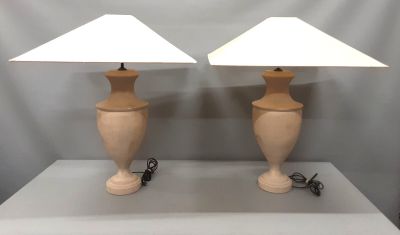 Paire de lampes en forme de vases en bois tourné.