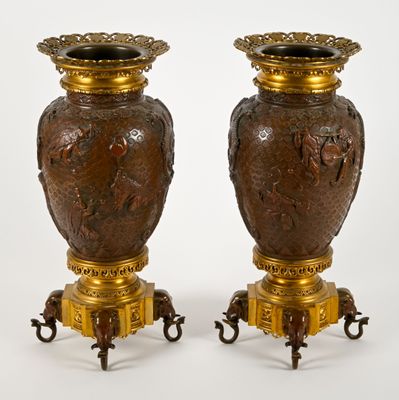 deux vases posés côte à côte sur une table