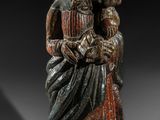 l'image d'une statue représentant une femme tenant un enfant dans ses bras