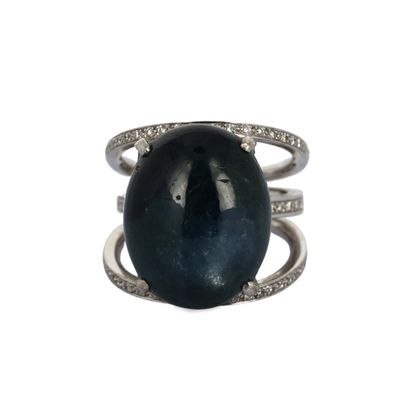 une image représentant une bague ornée d'une pierre bleue et de diamants