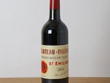 une bouteille de vin rouge posée sur une table en bois