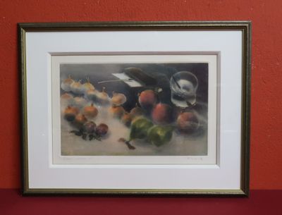 une image d'un tableau de fruits sur une table