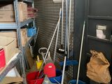 une pièce dont les étagères sont remplies de produits d'entretien