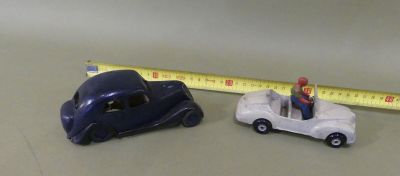 2 voitures métalliques bleu et blanche