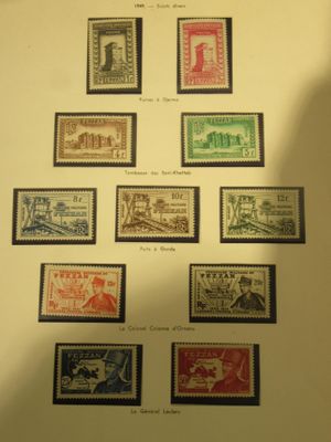 une photo d'une photo d'une collection de timbres