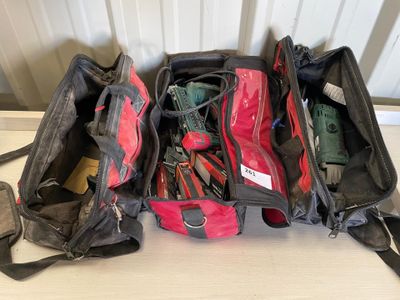 trois bagages posés les uns à côté des autres sur une table