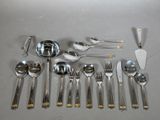 beaucoup de cuillères en argent et de cuillères sur la table
