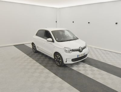 une photo d'une petite voiture blanche dans un garage