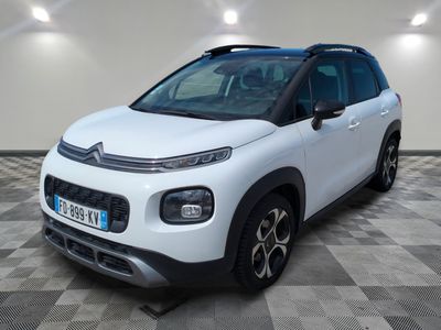 Une Citroën blanche est garée dans une grande pièce