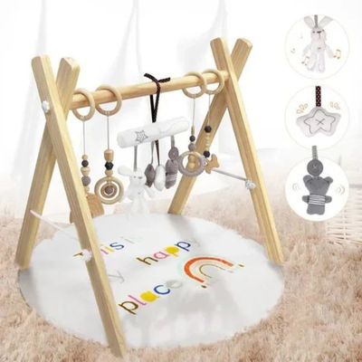 un tapis d'éveil pour bébé avec des jouets posés par terre