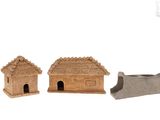Deux petites maisons en argile sont disposées l'une à côté de l'autre sur une surface blanche