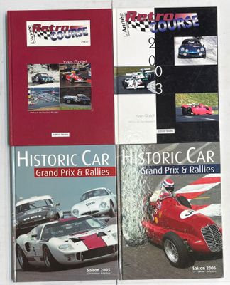 trois livres posés sur une table blanche, avec une couverture rouge et une voiture en noir et blanc