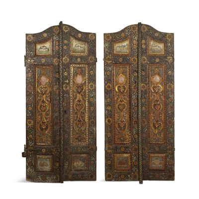 paire de portes anciennes en bois peint, ornées de motifs élaborés