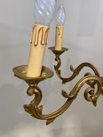 Paire de lustres en laiton à cinq bras de lumière, le fût à … (photo 4)