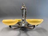 une image représentant un lustre orné de deux coupes en verre jaune