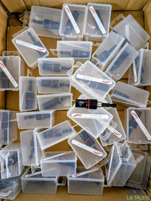 une boîte en carton remplie d'une grande variété de composants électroniques