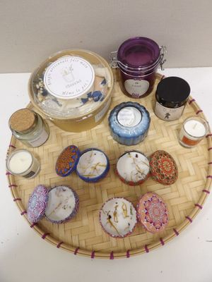 un plateau sur lequel sont posés des bougies, des bougies et d'autres objets