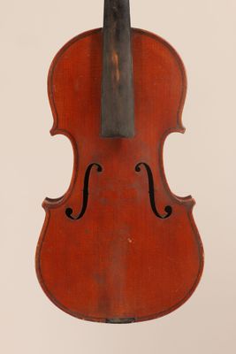 gros plan d'un violon avec un archet sur fond blanc