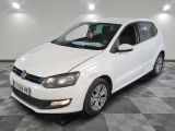 la volkswagen polo blanche est garée sur un carrelage à carreaux