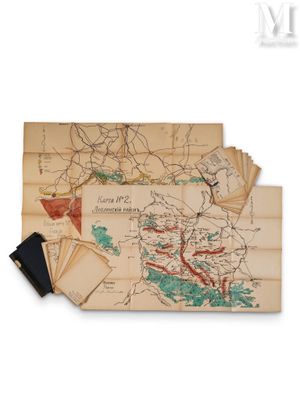 une vieille carte sur laquelle sont posées plusieurs cartes