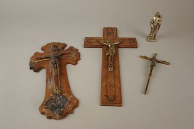 deux croix et une statuette de Jésus posées sur une table