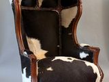 une image représentant une chaise recouverte d'une peau de vache